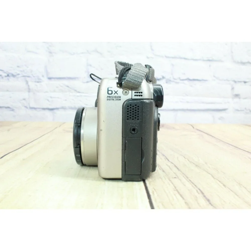 Sony Cyber Shot DSC-S75 3.2MP Digital Camera Silver with Bag